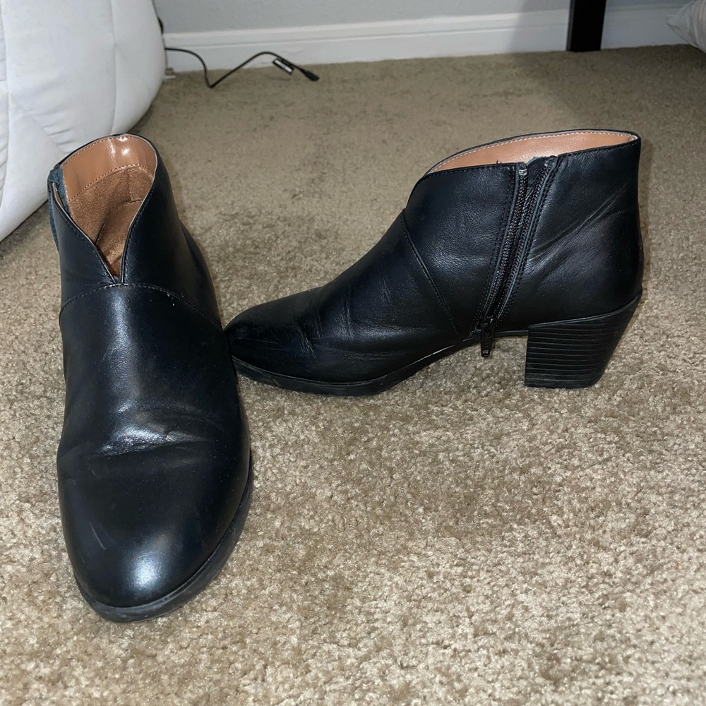 Cute booties that are non-slip. Size 7.5